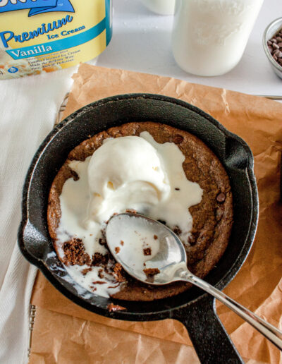 ice cream brownie in a skillet